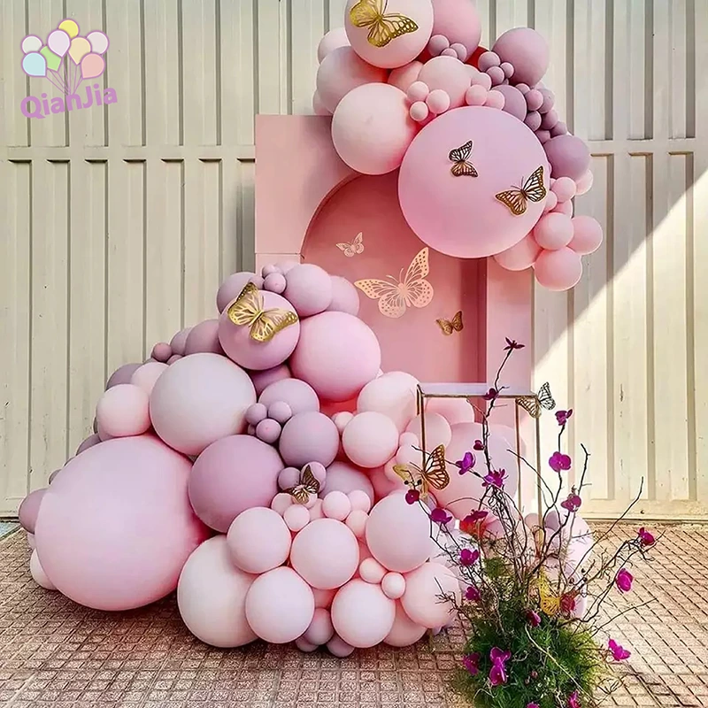 Decorazione di compleanno con arco di palloncini